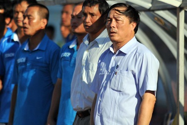 Bầu Đệ bức xúc, đòi kiện trọng tài