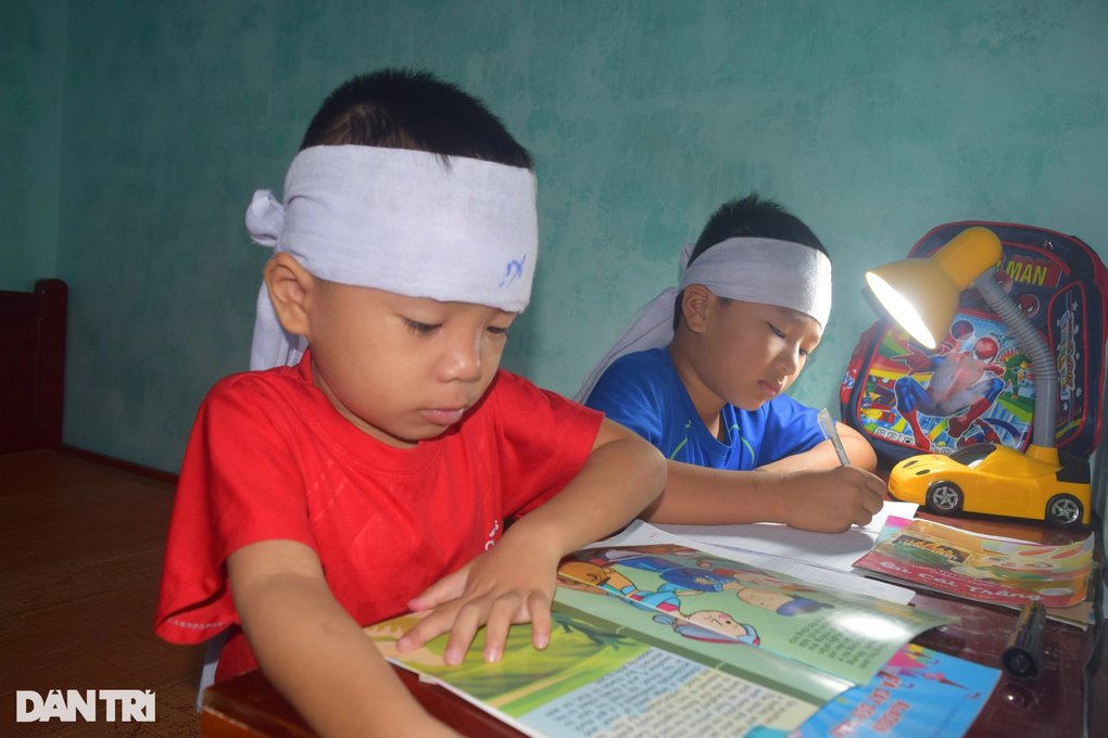 Hai đứa trẻ mất mẹ vì tai nạn được hỗ trợ gần 75 triệu đồng - 4 Hai đứa trẻ mất mẹ vì tai nạn được hỗ trợ gần 75 triệu đồng - 4
