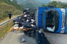 Bốn ô tô va chạm liên hoàn trên cao tốc Nội Bài - Lào Cai