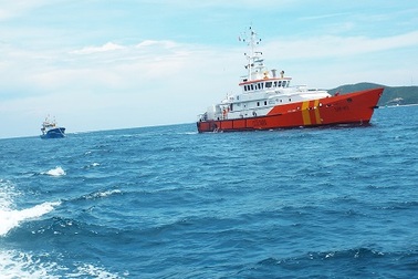 Tàu cá vỏ thép đầu tiên bị hỏng máy trên biển