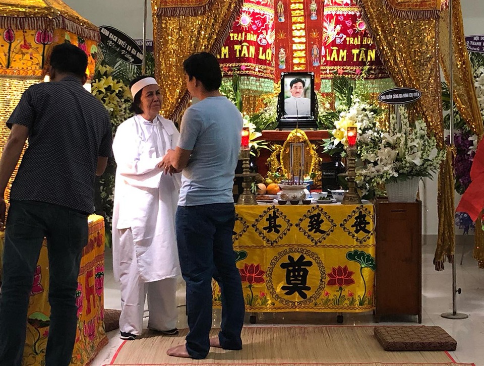 Vợ nghệ sĩ Nguyễn Chánh Tín nghẹn ngào trong tang lễ chồng - 2 Vợ nghệ sĩ Nguyễn Chánh Tín nghẹn ngào trong tang lễ chồng - 2