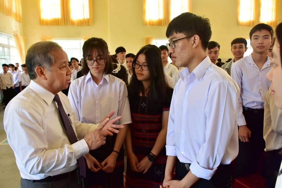Chủ tịch tỉnh nói chuyện với HS về trường học hạnh phúc, thoát nghèo - 3 Chủ tịch tỉnh nói chuyện với HS về trường học hạnh phúc, thoát nghèo - 3
