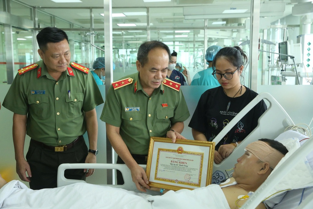 Giám đốc Công an Hà Nội tặng bằng khen cho Đại úy CSCĐ bị quái xế tông - 2 Giám đốc Công an Hà Nội tặng bằng khen cho Đại úy CSCĐ bị quái xế tông - 2