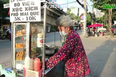Bà lão 74 tuổi bán cá viên chiên ế ẩm trong những ngày giãn cách xã hội