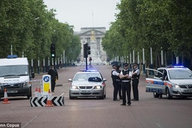 Trung tâm thủ đô Anh bị phong toả vì đe doạ đánh bom