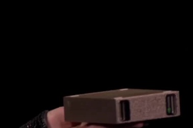 Project Digits nằm nhỏ gọn trên tay CEO Nvidia Jensen Huang