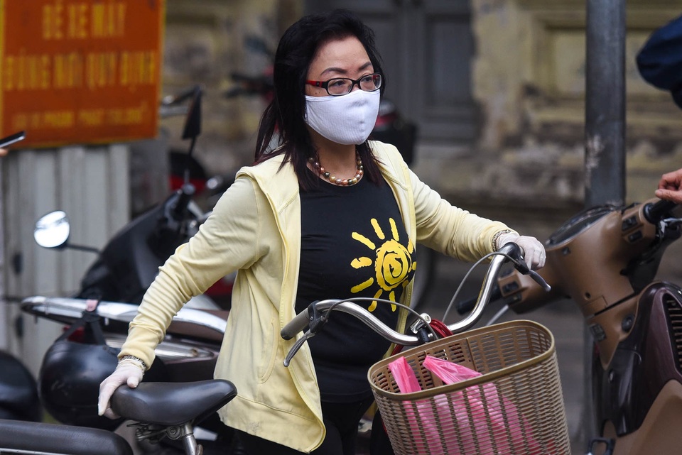 Đeo khẩu trang, cầm nước rửa tay đến xếp hàng mua bánh trôi - 8 Đeo khẩu trang, cầm nước rửa tay đến xếp hàng mua bánh trôi - 8