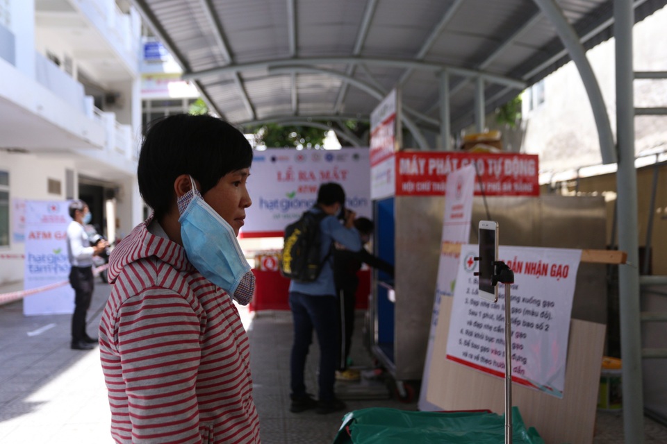 ATM gạo ở Đà Nẵng: Gọi điện hẹn giờ, nhận diện đúng người nghèo - 2 ATM gạo ở Đà Nẵng: Gọi điện hẹn giờ, nhận diện đúng người nghèo - 2