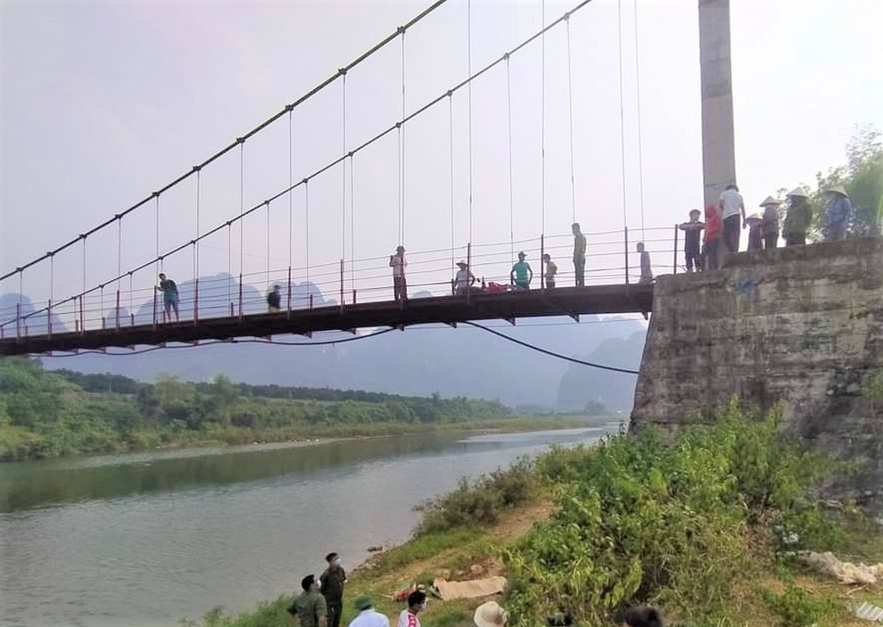 Ngã xe máy văng khỏi cầu treo cao 7 m, tử vong - 1 Ngã xe máy văng khỏi cầu treo cao 7 m, tử vong - 1