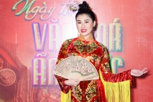 Hoa hậu Emily Hồng Nhung diện áo dài, cài trâm vàng diễn vedette