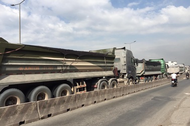 Đoàn xe ben nghi quá tải dừng xe kéo dài gần 2km để "trốn" CSGT