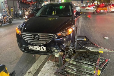 Nam tài xế lái ô tô tông đổ dải phân cách trên phố Hà Nội