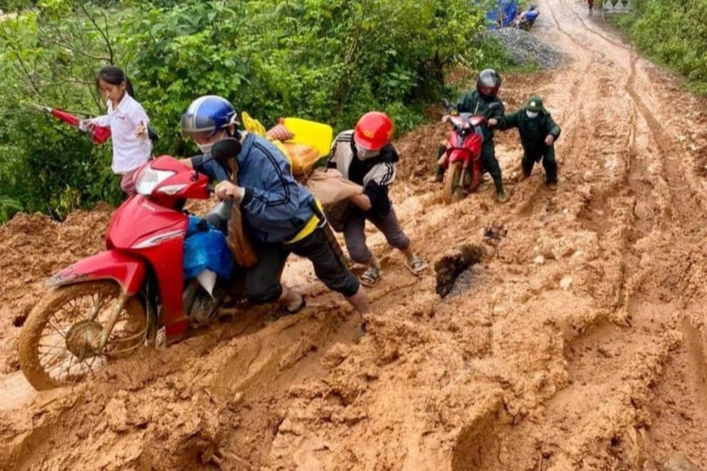 Mưa lớn gây sạt lở, tắc đường nhiều nơi - 13 Mưa lớn gây sạt lở, tắc đường nhiều nơi - 13
