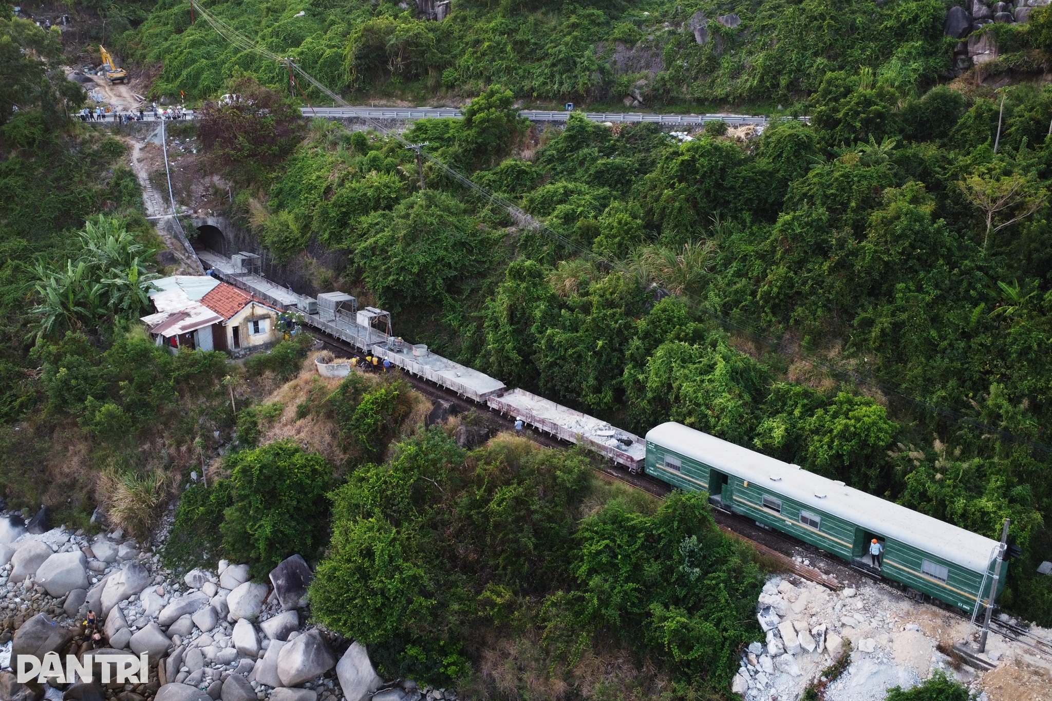 ឃើញដំបូលដែកបំបាក់ការបាក់ដីនៅផ្លូវរូងក្រោមដី Bai Gio - ១២ Xem vòm sắt vá điểm sạt lở trong hầm đường sắt Bãi Gió - 12