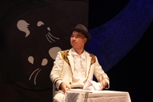 Khán giả cười nghiêng ngả với Xuân Bắc trong hài kịch "Quan thanh tra"