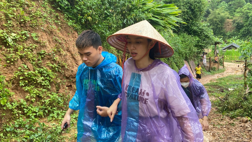 Hình ảnh Thùy Tiên lội bùn, trao quà cho trẻ em vùng cao khiến fan xúc động - 2 Hình ảnh Thùy Tiên lội bùn, trao quà cho trẻ em vùng cao khiến fan xúc động - 2