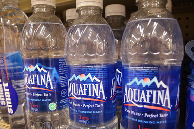 Dân Mỹ bỏ gần 64 USD mua 3 lít nước khoáng để dự trữ trước bão