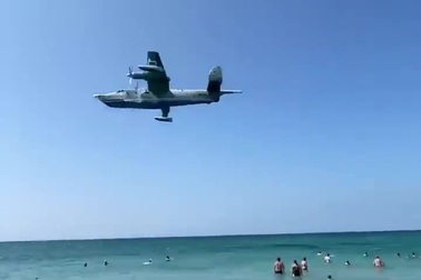 Thủy phi cơ Be-12 tuần tra dọc một bãi biển tại Crimea hôm 17/8.