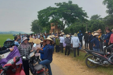 Nghệ An: Hàng trăm học sinh không thể đến lớp sau lễ khai giảng