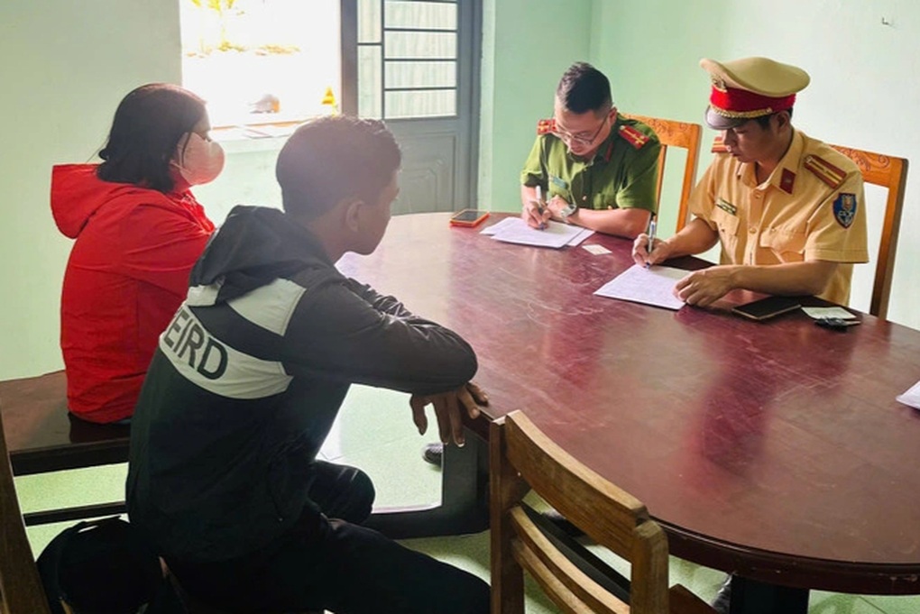 Con đi xe máy một bánh, bố mẹ bị phạt 9 triệu đồng - 1