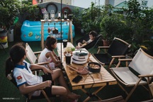 Ông bố mở "tour du lịch", cắm trại tại gia cho các con giữa mùa dịch