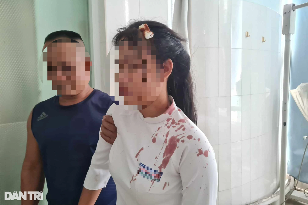 Nữ sinh bị bạn dùng guốc đánh vào đầu, máu chảy đẫm áo - 1 Nữ sinh bị bạn dùng guốc đánh vào đầu, máu chảy đẫm áo - 1