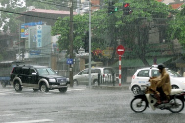 Mưa, dông khắp miền Bắc, Hà Nội chuyển mát