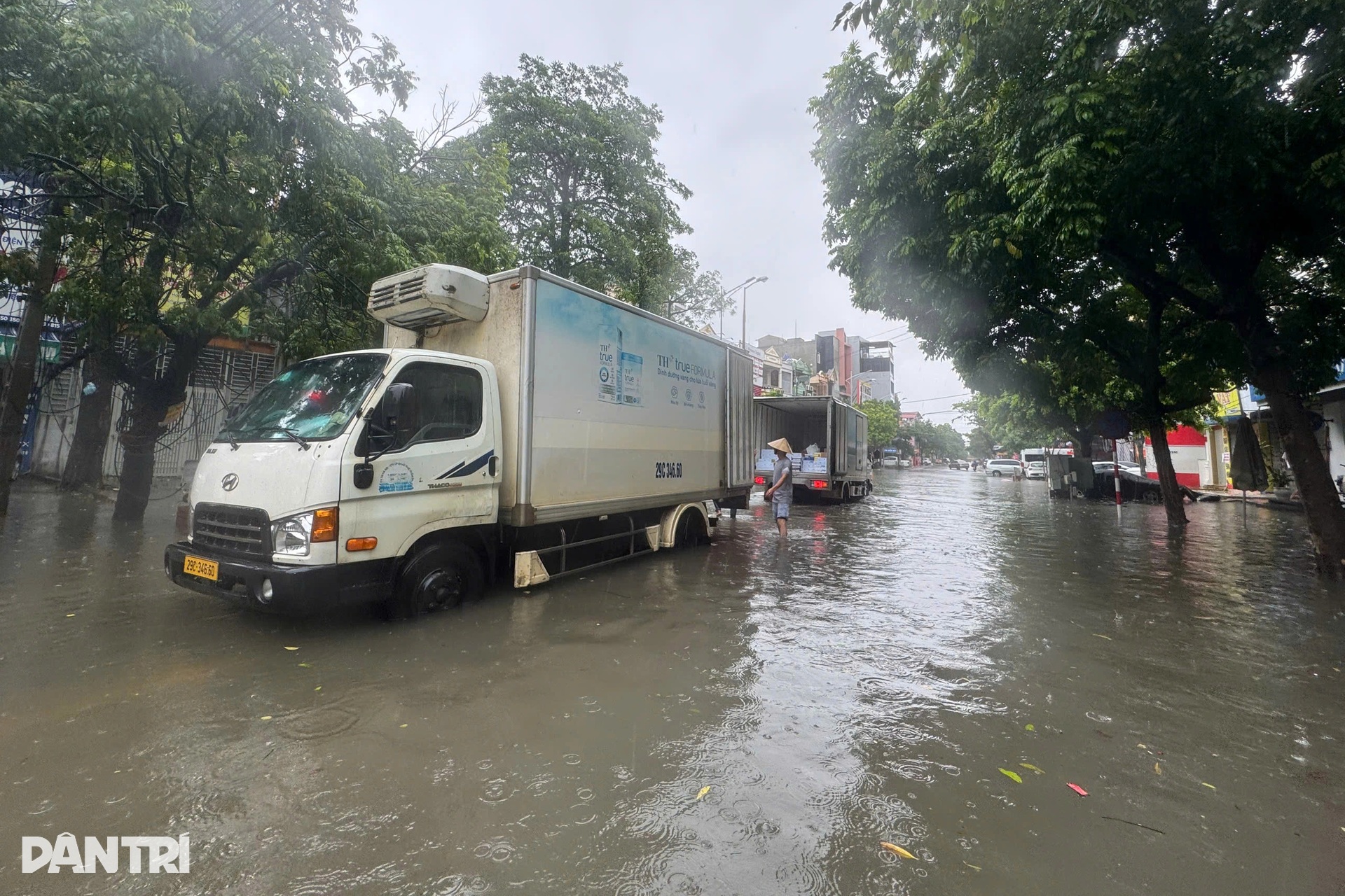 Đường phố Thanh Hóa ngập như sông, ô tô chết máy la liệt - 2 Đường phố Thanh Hóa ngập như sông, ô tô chết máy la liệt - 2