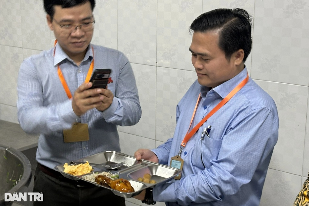 Trưởng đoàn kiểm tra bất ngờ với suất cơm sạch có đùi gà, giá 25.000 đồng - 3 Trưởng đoàn kiểm tra bất ngờ với suất cơm sạch có đùi gà, giá 25.000 đồng - 3