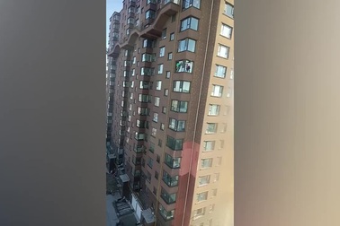 Hai người phụ nữ liều mạng lau cửa sổ nhà chung cư cao tầng