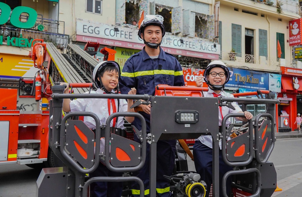 Hàng trăm học sinh thực hành chữa cháy và cứu nạn bên hồ Gươm - 3 Hàng trăm học sinh thực hành chữa cháy và cứu nạn bên hồ Gươm - 3
