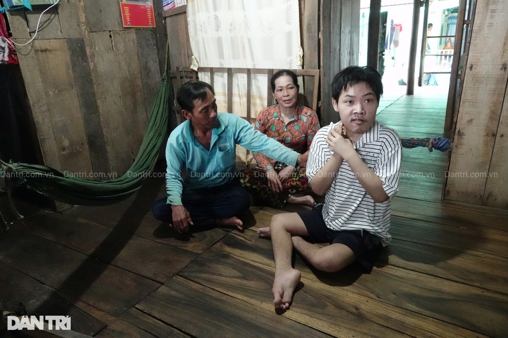 “Phá sản” vì con bại não, gia đình nghèo bần cùng trong căn nhà chờ sập - 1 “Phá sản” vì con bại não, gia đình nghèo bần cùng trong căn nhà chờ sập - 1
