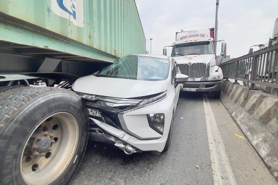 Ô tô bị ép chặt giữa 2 xe container, tài xế thoát chết trong gang tấc - 1 Ô tô bị ép chặt giữa 2 xe container, tài xế thoát chết trong gang tấc - 1