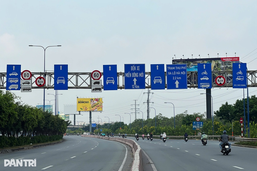 Nhan nhản biển báo núp lùm ở TPHCM gây khó cho tài xế - 6 Nhan nhản biển báo núp lùm ở TPHCM gây khó cho tài xế - 6