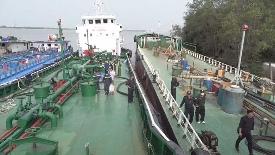 Bắt giam một đội trưởng Hải quan trong vụ 2,7 triệu lít xăng giả - 1 Bắt giam một đội trưởng Hải quan trong vụ 2,7 triệu lít xăng giả - 1