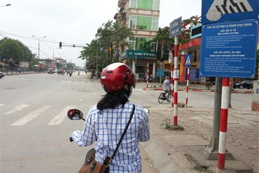 Học luật giao thông khi… dừng đèn đỏ