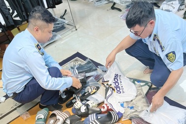 Hà Nội: Thu giữ hơn 3.000 sản phẩm giả mạo thương hiệu thời trang nổi tiếng