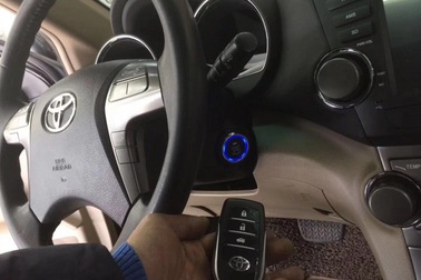 'Bí kíp' mở cửa xe khi chìa khóa thông minh hết pin