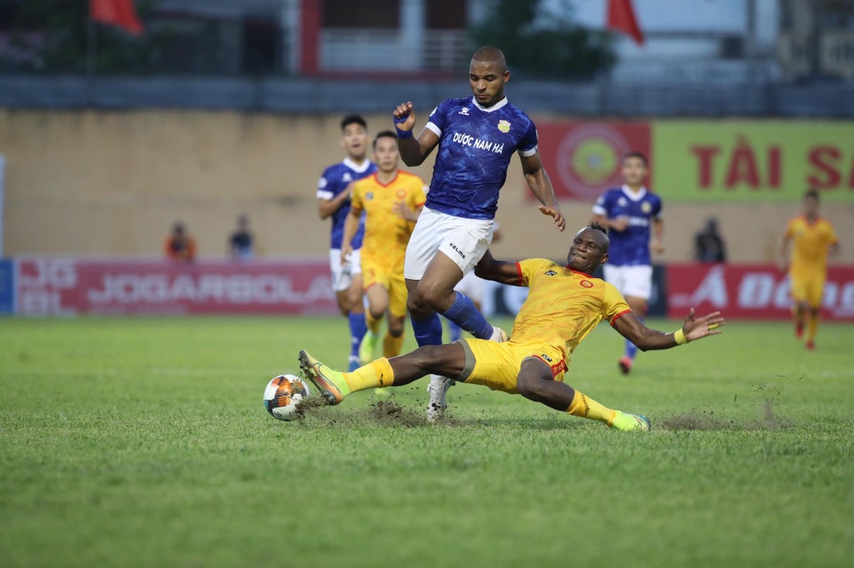 Chơi thiếu người, CLB Thanh Hoá hoà may mắn CLB Nam Định - 1 Chơi thiếu người, CLB Thanh Hoá hoà may mắn CLB Nam Định - 1