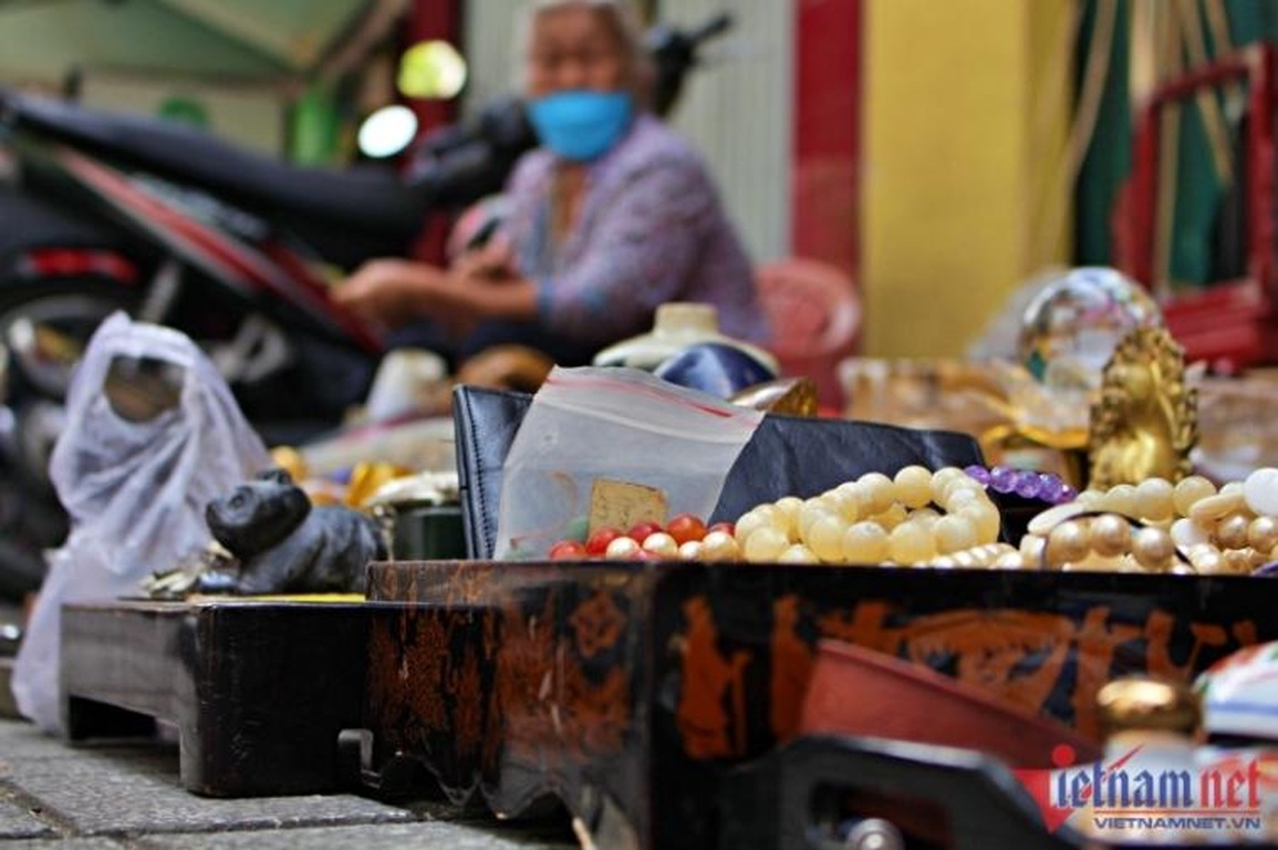 Nợ nần chồng chất, bà trùm đồ cổ TPHCM một thời ra vỉa hè kiếm sống - 2 Nợ nần chồng chất, bà trùm đồ cổ TPHCM một thời ra vỉa hè kiếm sống - 2