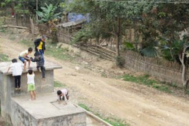 Bản không chồng bên quốc lộ 7A