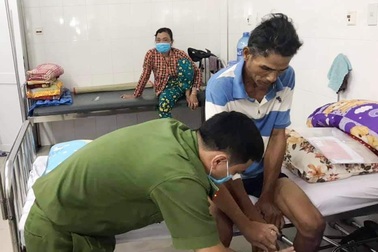 Công an đến tận giường bệnh giúp dân gặp nạn làm chứng minh thư