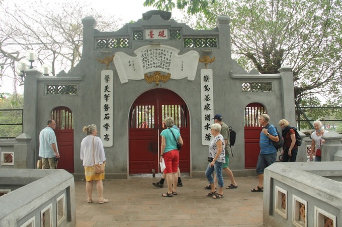 Hà Nội tiến hành tiêu độc khử trùng các khu di tích để đảm bảo an toàn cho du khách giữa mùa dịch Covid-19 - Ảnh 16. Hà Nội tiến hành tiêu độc khử trùng các khu di tích để đảm bảo an toàn cho du khách giữa mùa dịch Covid-19 - Ảnh 16.
