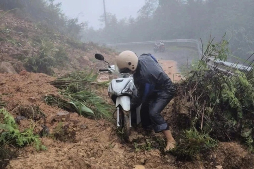 Mưa lớn gây sạt lở đèo Sa Mù, gần 500 hộ dân phải sơ tán - 1 Mưa lớn gây sạt lở đèo Sa Mù, gần 500 hộ dân phải sơ tán