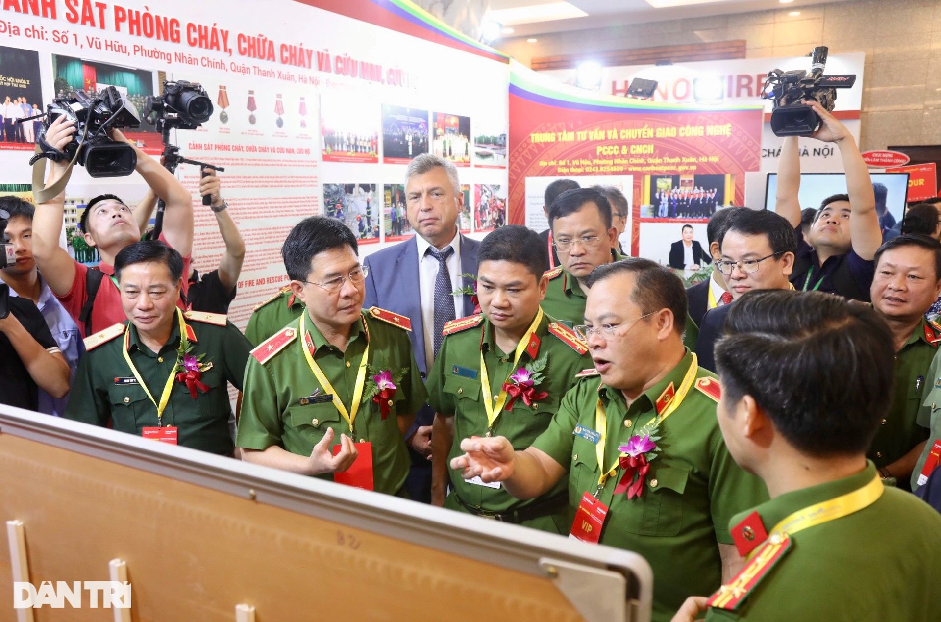 Ngắm máy bay, robot tự hành tân tiến dùng để chữa cháy ở Hà Nội - 2 Ngắm máy bay, robot tự hành tân tiến dùng để chữa cháy ở Hà Nội - 2