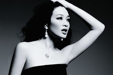 “Biểu tượng gợi cảm” Chung Lệ Đề hài lòng với cuộc sống 