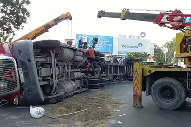 Xe đầu kéo lật chình ình ở vòng xoay