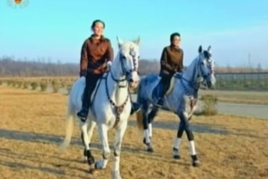 Vì sao anh em ruột ông Kim Jong-un không "xuất đầu lộ diện"?