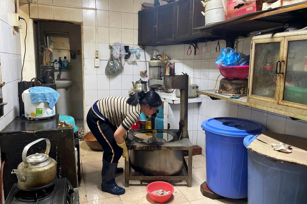 Khách ngỡ ngàng khi bánh cốm Nguyên Ninh được làm cạnh nhà vệ sinh - 1 Khách ngỡ ngàng khi bánh cốm Nguyên Ninh được làm cạnh nhà vệ sinh - 1