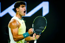 Alcaraz thắng nhanh, Zverev vượt qua áp lực từ tòa án